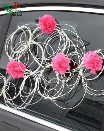 Mašinos puošimas su gvazdikais