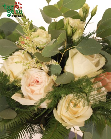 Puokštė su rožėmis ir paparčiais