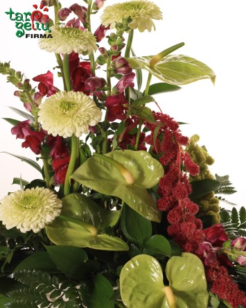 Mini gedulinga kompozicija prie urnos