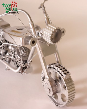 Motociklas iš metalo detalių