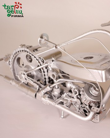 Motociklas iš metalo detalių