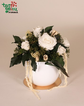 Kompozicija su baltomis miegančiomis rožėmis