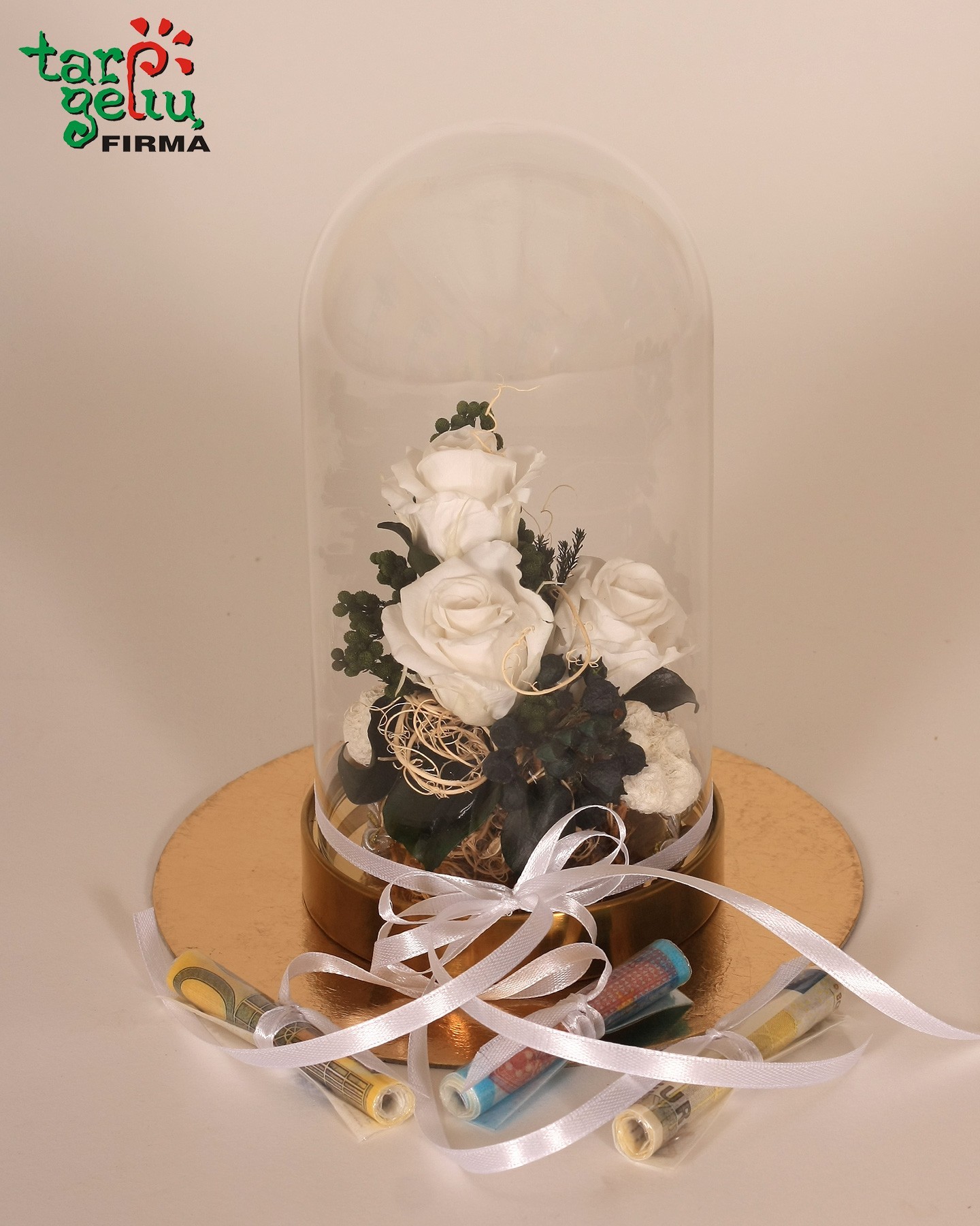 Miegančios rožės po gaubtu pinigams dovanoti