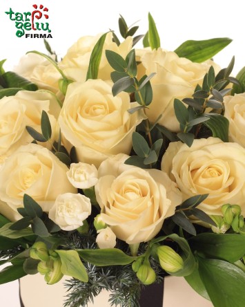 Gedulinga gėlių dėžutė iš baltų rožių