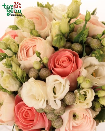 Nuotakos puokštė su rožėmis ir vėdrynais