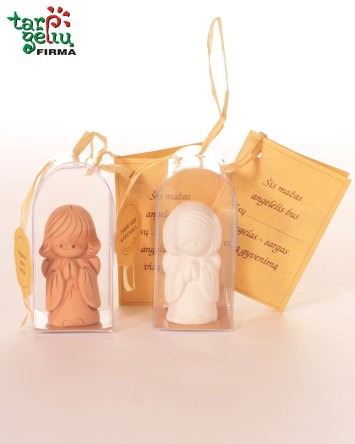 Stovintis mažas angelėlis