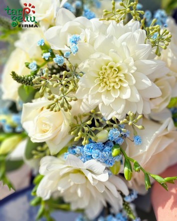 Balta su melsvu akcentu puokštė nuotakai