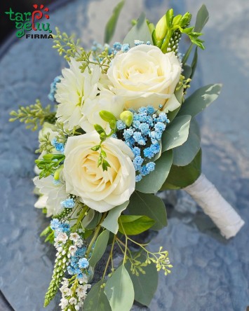 Balta su melsvu akcentu puokštė nuotakai