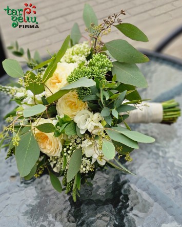 Puri ir vešli nuotakos puokštė su gausia žaluma